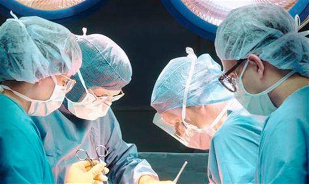 فريق طبي بمستشفي النيل ينجح في إستئصال ورم وزنه 4 كيلو من قولون عجوز 