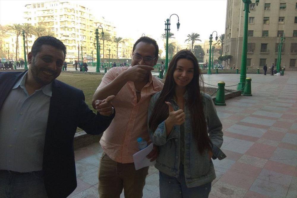 الراقصة جوهرة أمام مجمع التحرير
