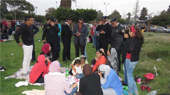 مدير الأمن وسط المواطنين 