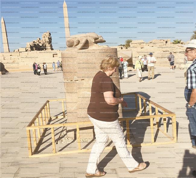 سائحة تقوم بطقوس الجعران