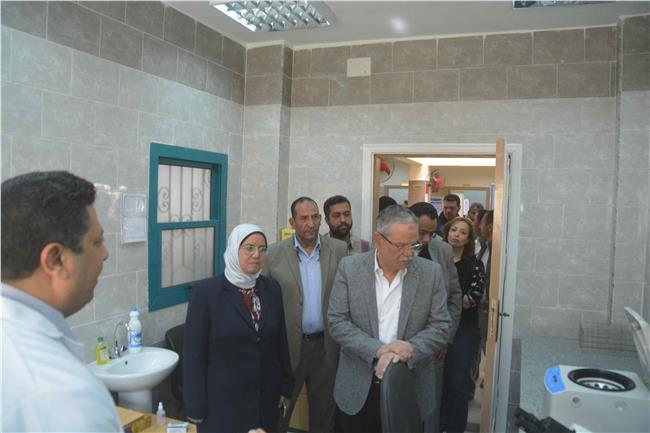 محافظ المنيا اثناء افتتاح وحدة طب الأسرة