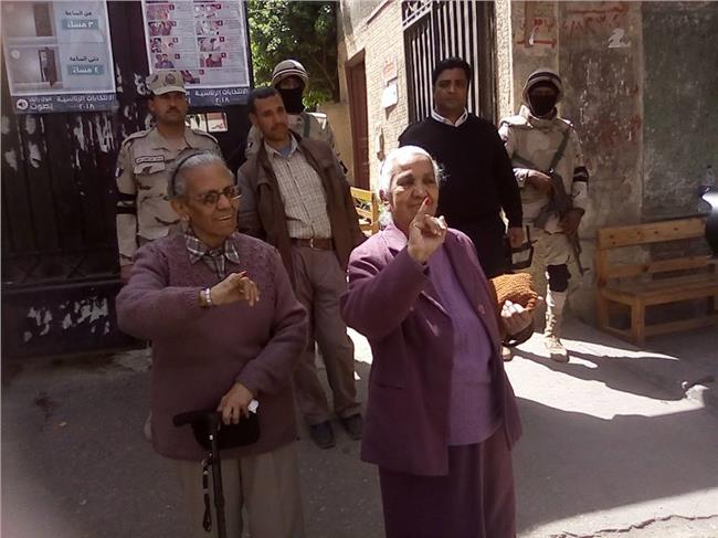 فيديو وصور .. "شقيقتان" من أمام لجنة الظاهر: نازلين عشان مبقاش زي سوريا والعراق