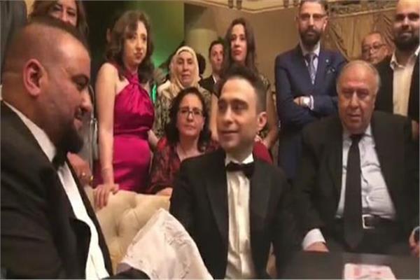 حسام حبيب ووالده أثناء عقد قرانه على شيرين