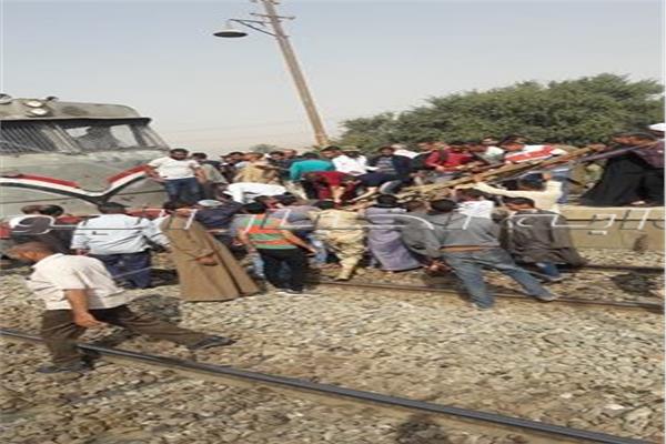 عربة كارو تقتحم شريط السكة الحديد بالاقصر