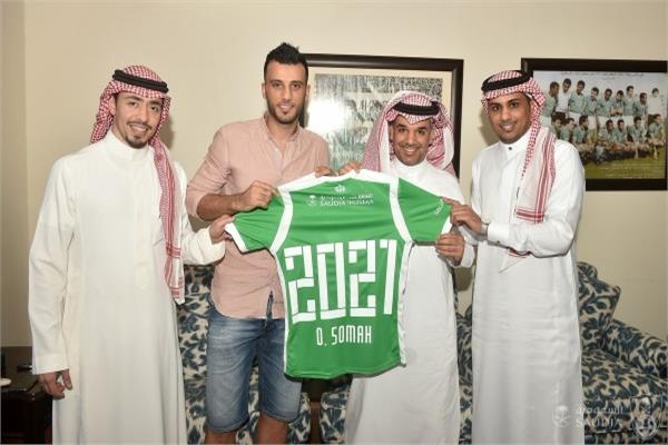 عمر السومة نجم الأهلي السعودي بعد تجديد عقده