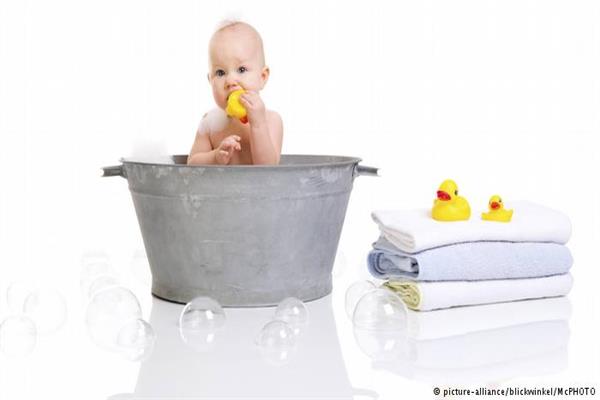استخدام اللعب البلاستيكية أثناء استحمام الأطفال