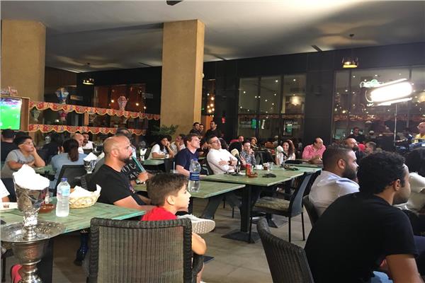 سفير برطانيا جون كاسن يتابع المبارة