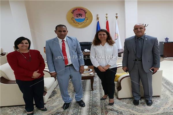 رئيس جامعة اسوان مع وفد الجامعة الأمريكية