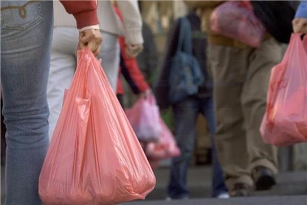«البيئة» تحذر من «الأكياس البلاستيكية»