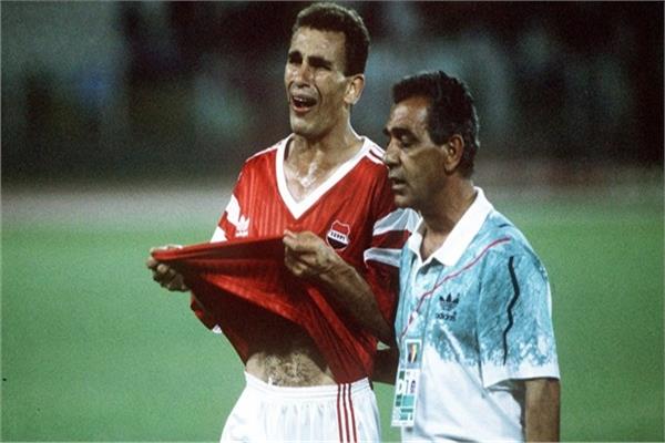 الجوهري يواسي ابراهيم حسن عقب الهزيمة من انجلترا في مونديال 90