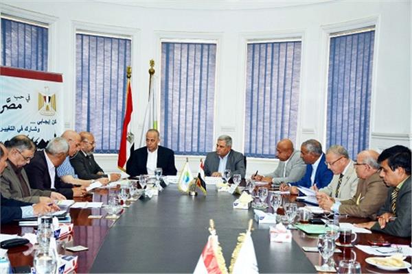 محافظ القليوبية يعقد اجتماعا لمتابعة مشروعات مياه الشرب والصرف الصحي
