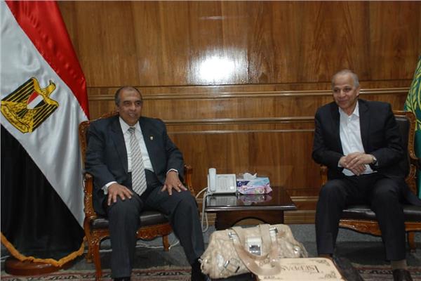 وزير الزراعة يعلن تفعيل البورصة لضبط «أسعار الدواجن»