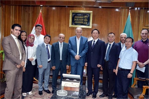 عشماوي يبحث مع الوفد الصيني الفرص الإستثمارية بالمحافظة 