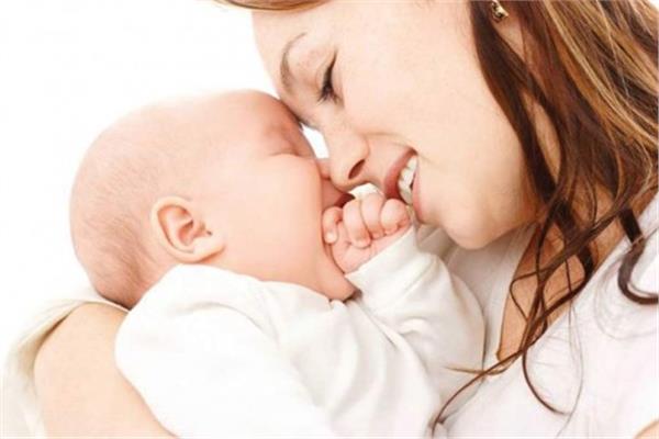 دراسة تنصح الأم المرضعة بتناول زيت بذر الكتان