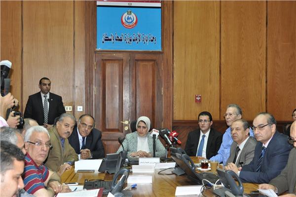 وزيرة الصحة تترأس غرفة الأزمات بالوزارة