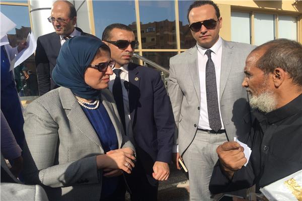 وزيرة الصحة خلال زيارة مستشفى أسوان العام