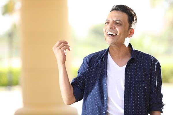 طارق الشيخ أثناء تصوير أغنية صاحبك الصالح