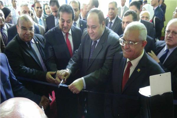 رئيس جامعة المنيا يترأس وفد الجامعة بمعرض