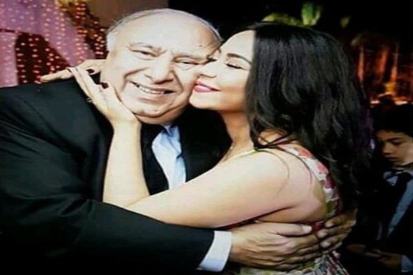 صورة تجمع شيرين ووالد حسام حبيب