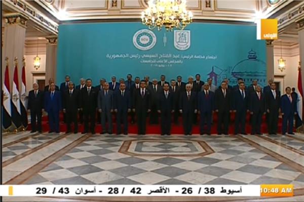 صورة تذكارية للرئيس عبد الفتاح السيسي بمؤتمر الشباب 2018 