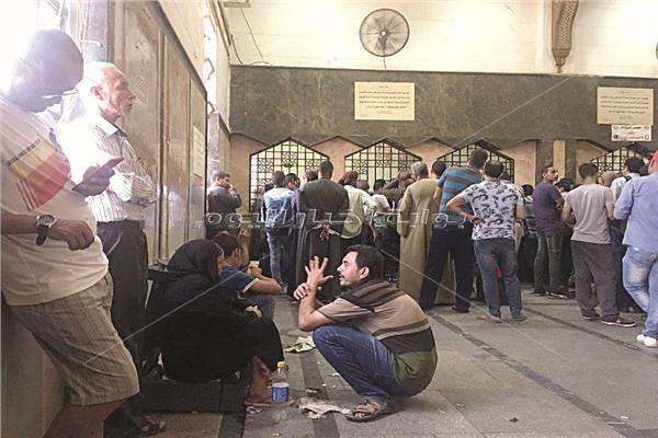طوابير الركاب في انتظار التذاكر - تصوير محمد نصر