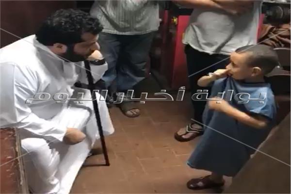 الشيخ أل تركى ويهدى "بلاى ستيشن" لأصغر مشجع لنادى بيراميدز
