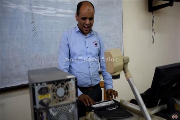 علي الغندور.. أستاذ جامعي «كفيف» بعيون تكنولوجية