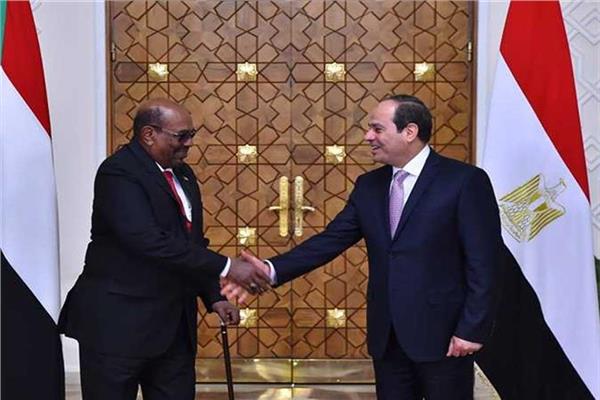 الرئيس عبد الفتاح السيسي ونظيره السوداني عمر البشير