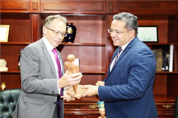 وزير الآثار