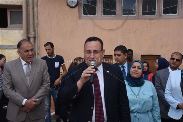 محافظ الإسكندرية خلال إلقاء كلمة في طابور الصباح في أول يوم دراسي