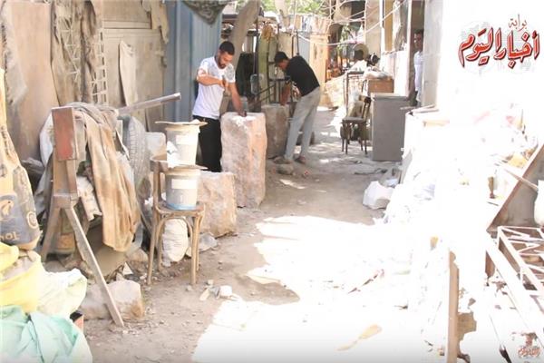 حكايات| من فضلات الرخام لأفواه المصريين.. هل ينقرض حجر عجن الطعمية؟