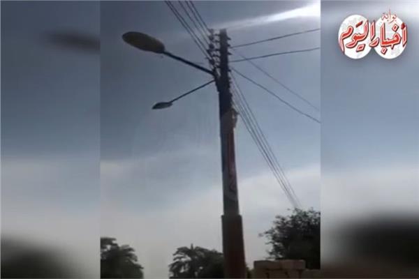 «نافورة مياه» داخل عمود الكهرباء