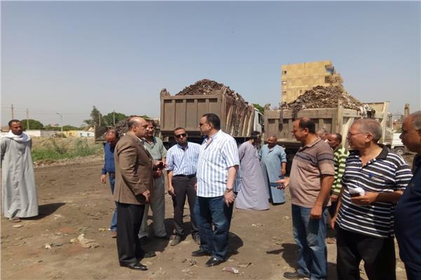 بدء اعمال نقل وازالة مقلب القمامة الوسيط بالشيخ زياد بمغاغة بالمنيا 