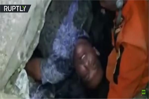 انتشال رجل من تحت الأنقاض بعد 4 أيام من زلزال مدمر