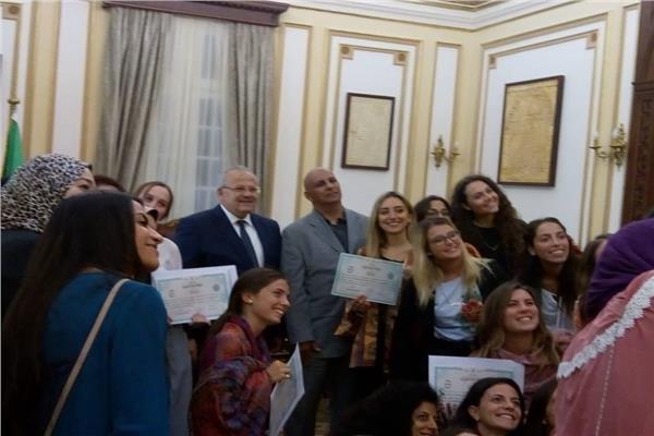 رئيس جامعة القاهرة يمنح شهادات التخرج لطالبات ايطاليات في دراسة اللغة العربية 