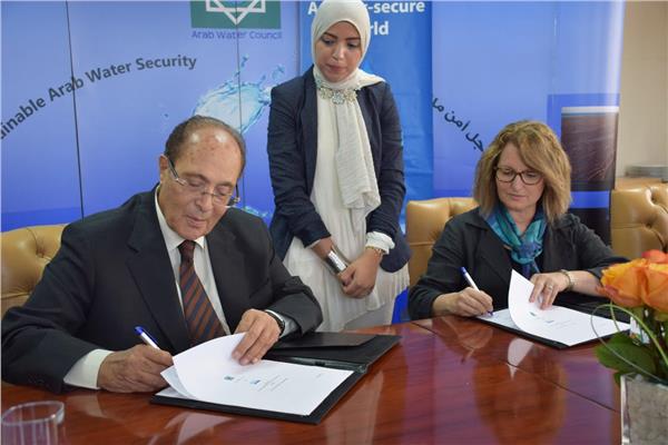 صورة من توقيع الاتفاقية 