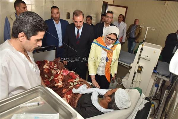 وزيرة الصحة أثناء تفقدها أحد مستشفيات أسيوط اليوم
