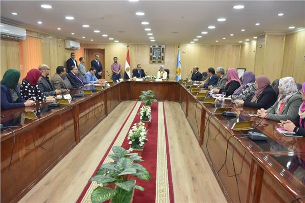 اجتماع الوزيرة بقيادات الصحة باسيوط 
