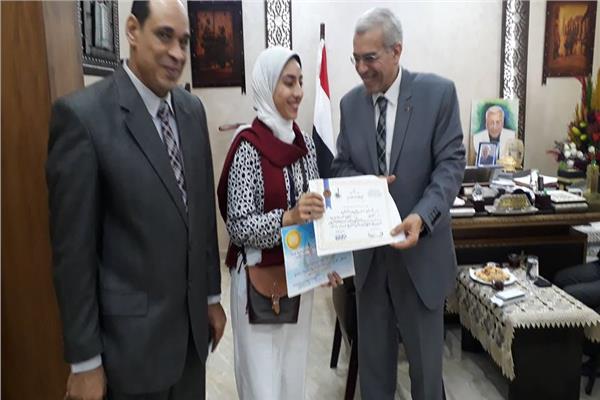 وكيل تعليم القليوبية  يكرم  الطالبة تسنيم "غنت أمام الرئيس السيسي"