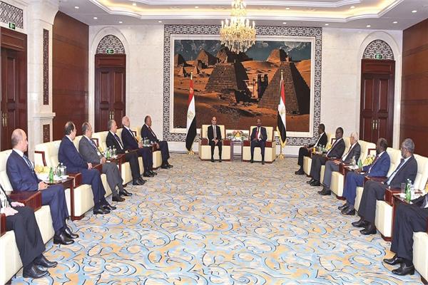 اللجنة العليا المشتركة برئاسة الرئيسين السيسى والبشير فى اجتماع سابق