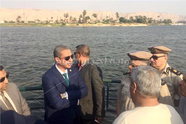 محافظ سوهاج أثناء تفقده للعبارة النهرية