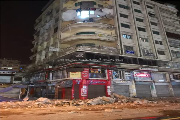 إصابة 3 أشخاص في سقوط شرفات عقار بالمنشية وسط المدينة