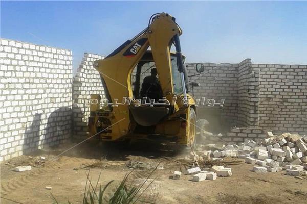 تنفيذ 10 قرارات إزالة تعديات على أراضي الدولة بإدفو