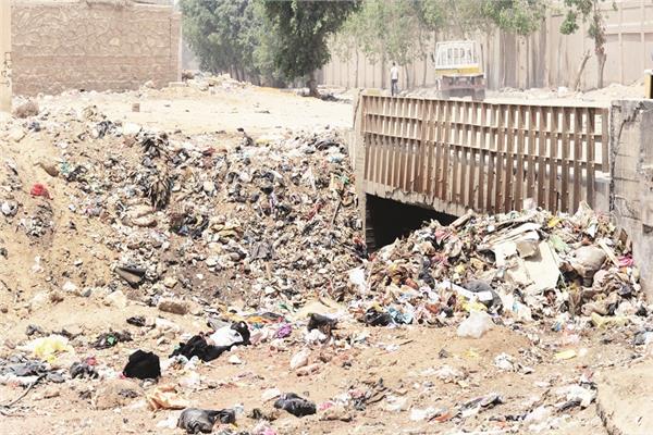 مخرات السيول تحولت إلى مقالب للقمامة