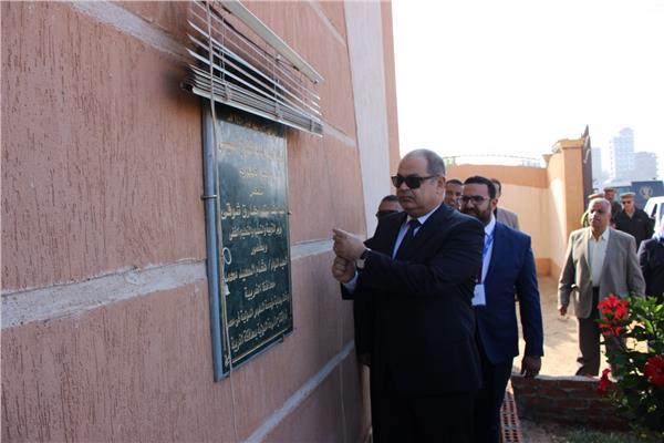المحافظ يفتتح المدرسة