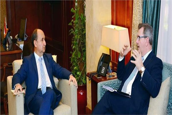 المهندس عمرو نصار وزير التجارة والصناعة مع جيفرى دونالدسون المبعوث التجاري البريطاني