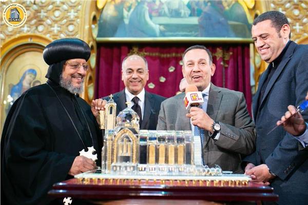 محافظ القليوبية ولفيف من أحبار الكنيسة يكرمون الأنبا مرقس