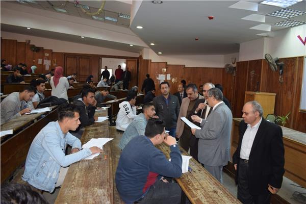 رئيس جامعة بنها اثناء تفقد الامتحانات بكلية الاداب 