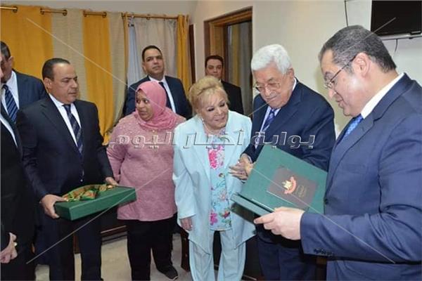 أبو مازن يمنح نادية لطفي وسام «نجمة القدس»