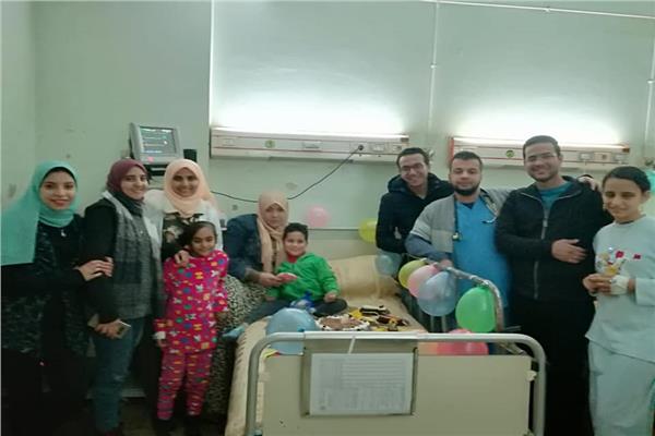 الأطباء وأسرة الطفل يوسف يحيطون به